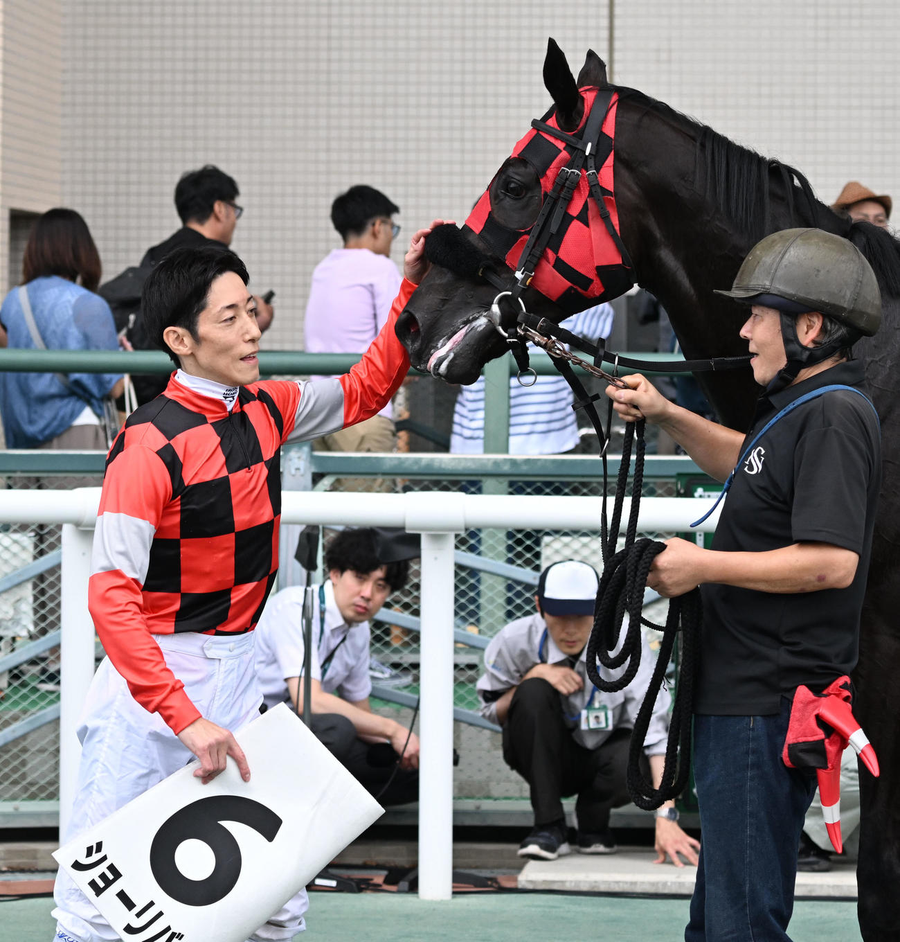 福島6R、2歳新馬戦を制し、ショーリバースをねぎらう津村騎手（撮影・千葉一成）