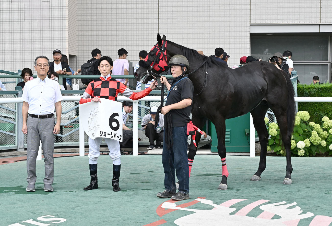 福島6R、2歳新馬戦を制したショーリバースの口取りをする津村騎手と鈴木伸師（左）（撮影・千葉一成）