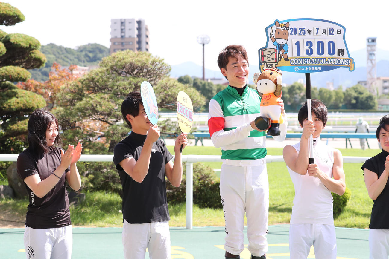 八女特別を制し通算1500勝を飾った松山騎手（撮影・梅根麻紀）