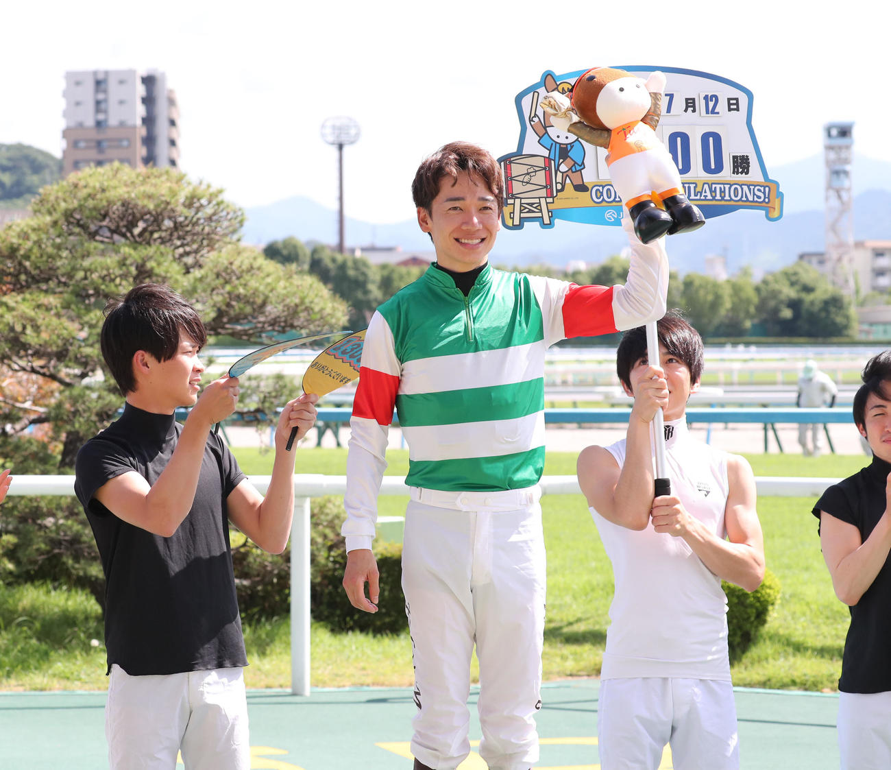 八女特別を制し通算1500勝を飾った松山騎手（撮影・梅根麻紀）