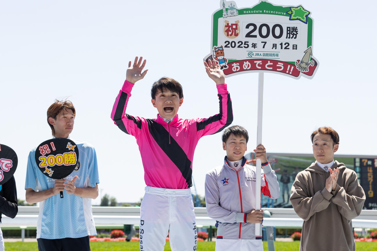 函館7Rを制しJRA通算200勝を達成した佐々木騎手（中央）（撮影・村野早祐）