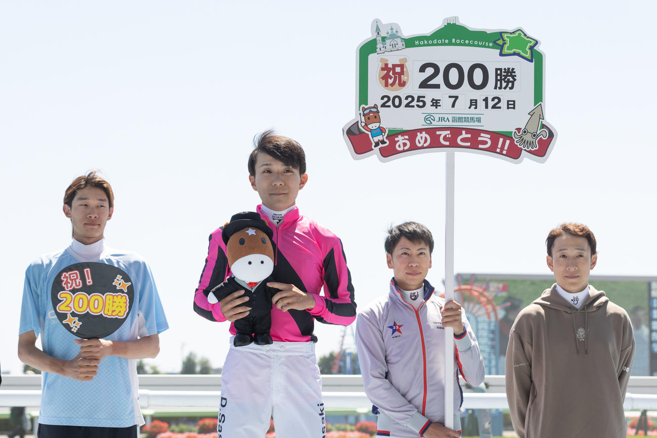 函館7Rを制しJRA通算200勝を達成した佐々木騎手（中央）（撮影・村野早祐）