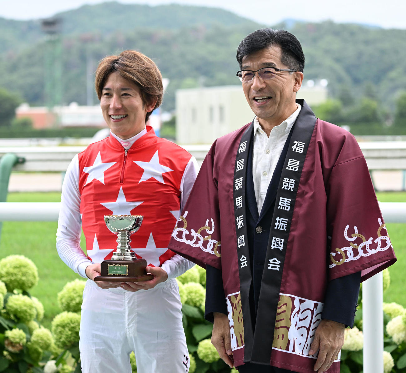 福島11R、安達太良Sをカルロヴェローチェで制し、表彰式で福島市の木幡市長（右）と記念撮影する丸山騎手（撮影・千葉一成）