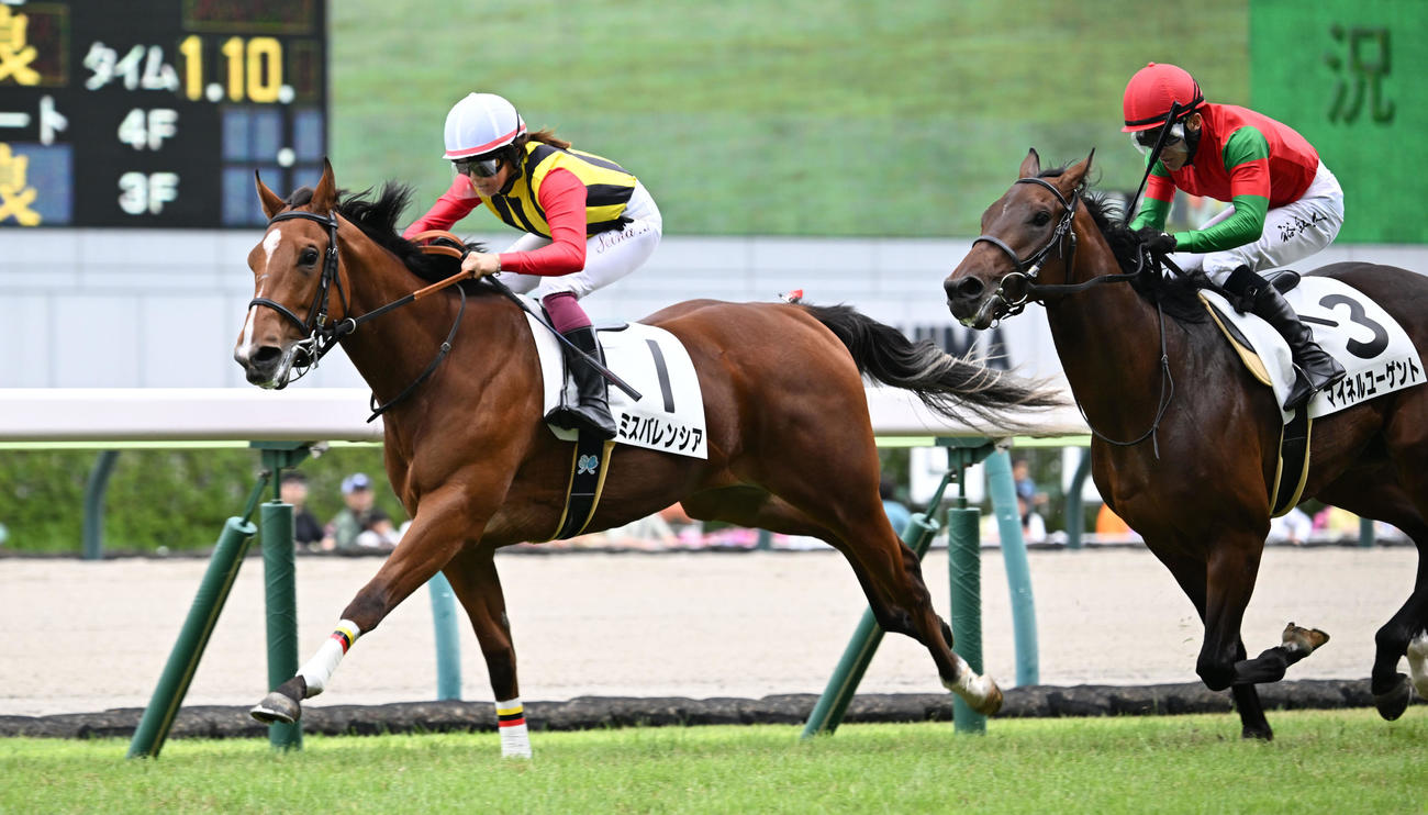 2歳新馬戦を制したミスバレンシアと今村騎手。右は2着のマイネルユーゲント（撮影・千葉一成）