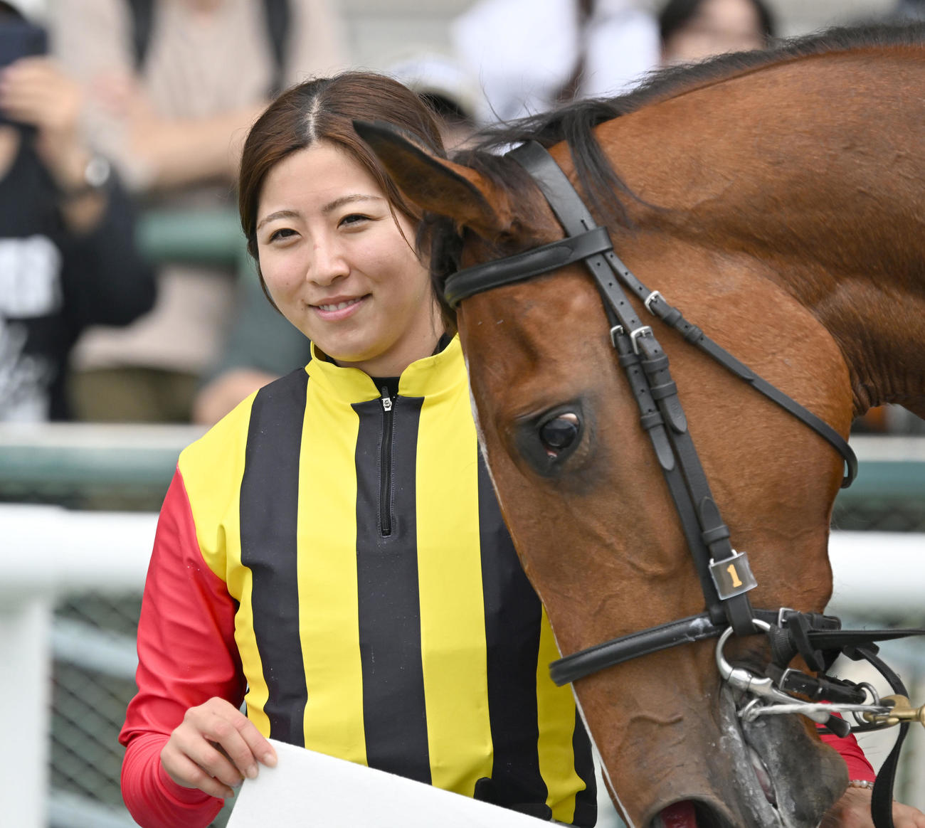 福島5R、2歳新馬戦を制し、ミスバレンシアをねぎらう今村騎手（撮影・千葉一成）