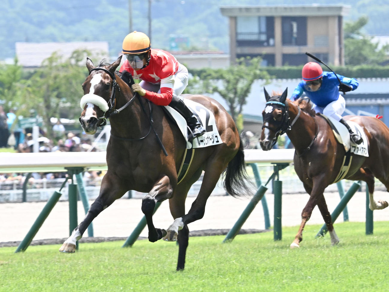 福島5R新馬戦を制したルージュボヤージュと荻野騎手（左）（撮影・千葉一成）