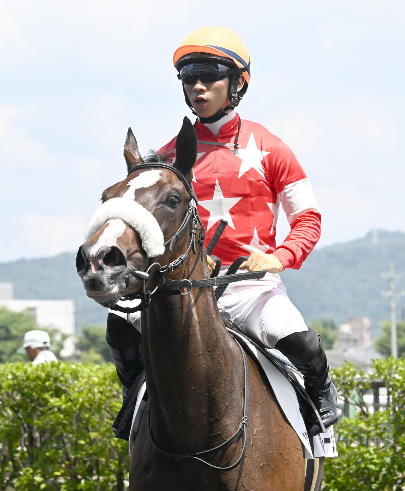福島5R新馬戦を制したルージュボヤージュと荻野騎手（撮影・千葉一成）