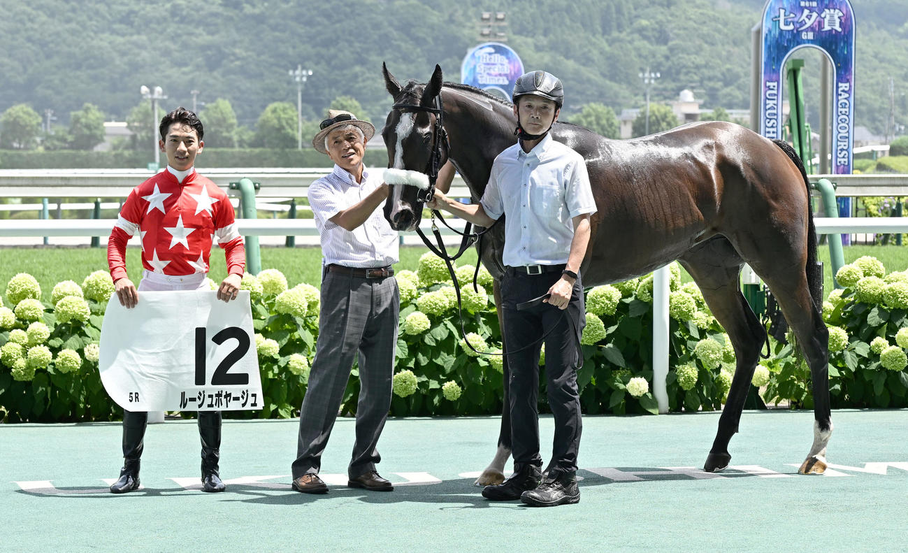 福島5R新馬戦を制したルージュボヤージュの口取りをする荻野騎手と国枝師（中央）（撮影・千葉一成）