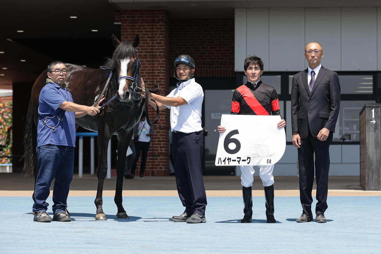 函館5R、デビュー戦を制したハイヤーマークと丹内騎手（撮影・村野早祐）