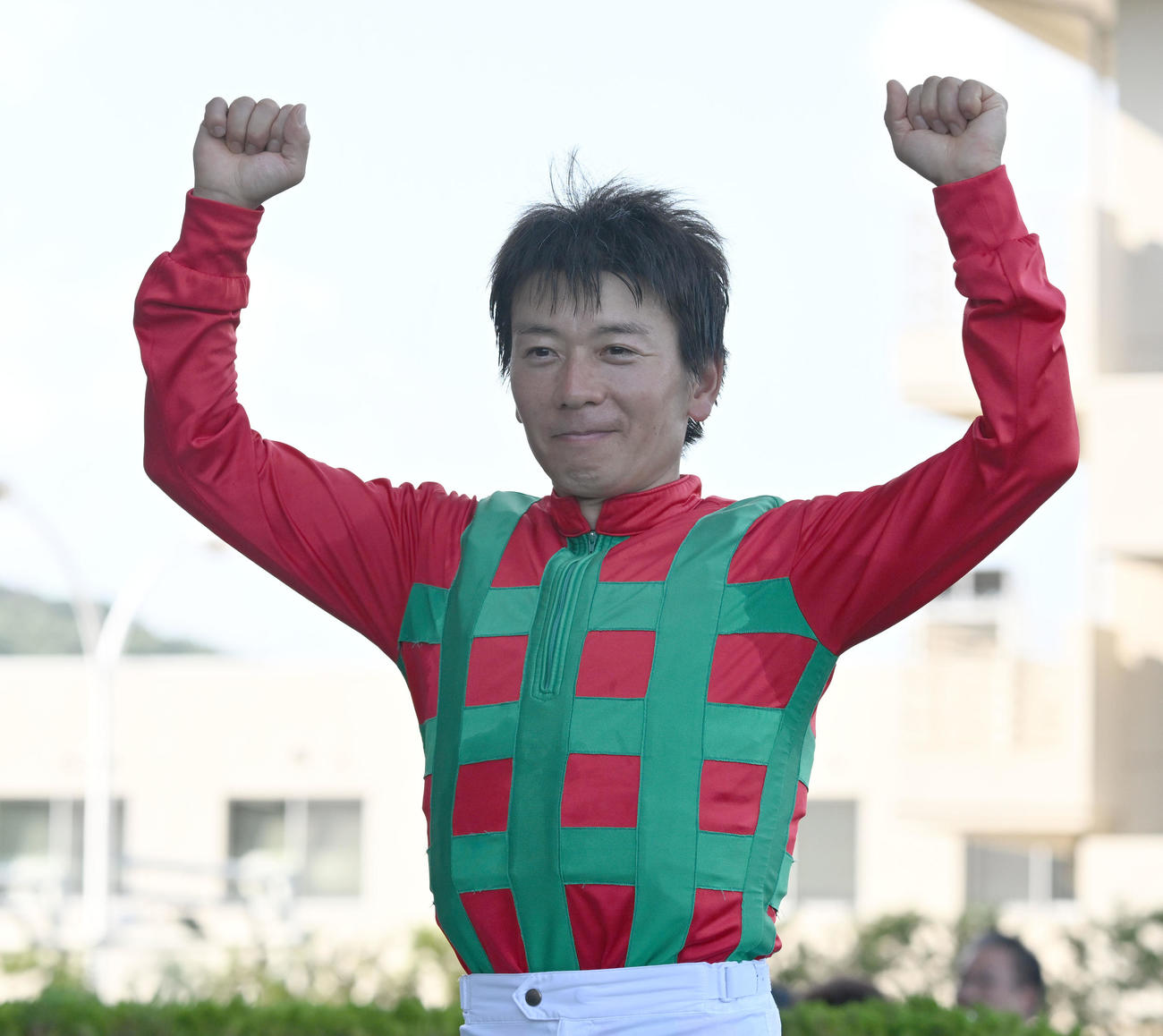 七夕賞をコスモフリーゲンで制し、両腕を広げ喜ぶ柴田大騎手（撮影・千葉一成）