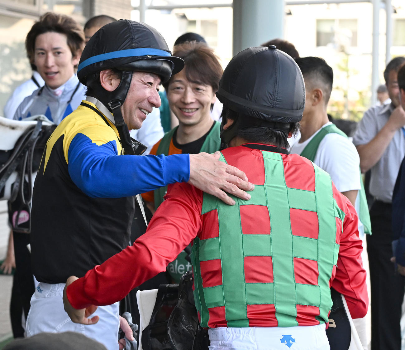 七夕賞をコスモフリーゲンで制した柴田大騎手（右）を祝福する内田騎手（撮影・千葉一成）