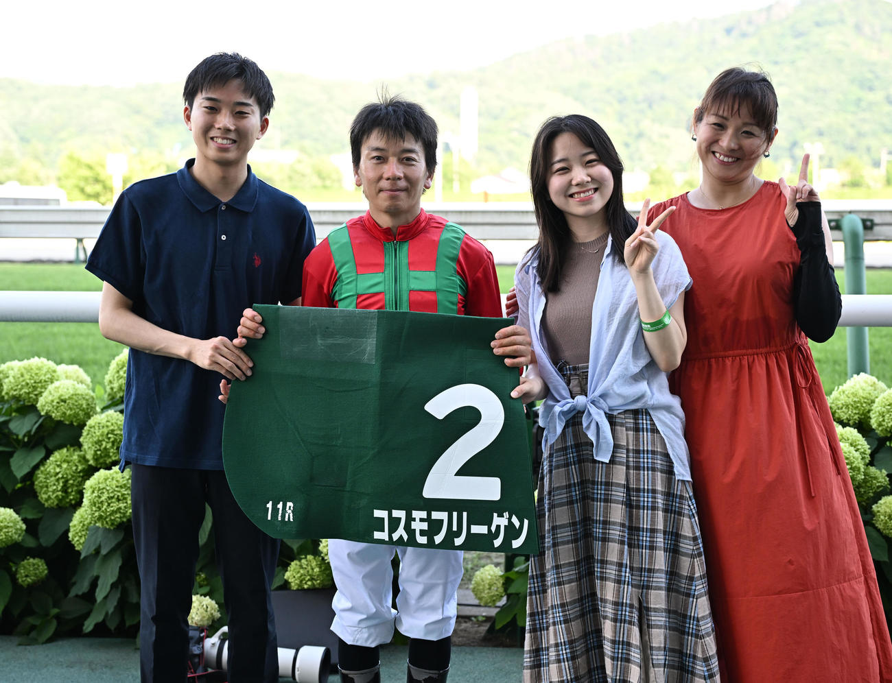 七夕賞をコスモフリーゲンで制し、家族と記念撮影する柴田大騎手。右端は妻ひろみさん（撮影・千葉一成）