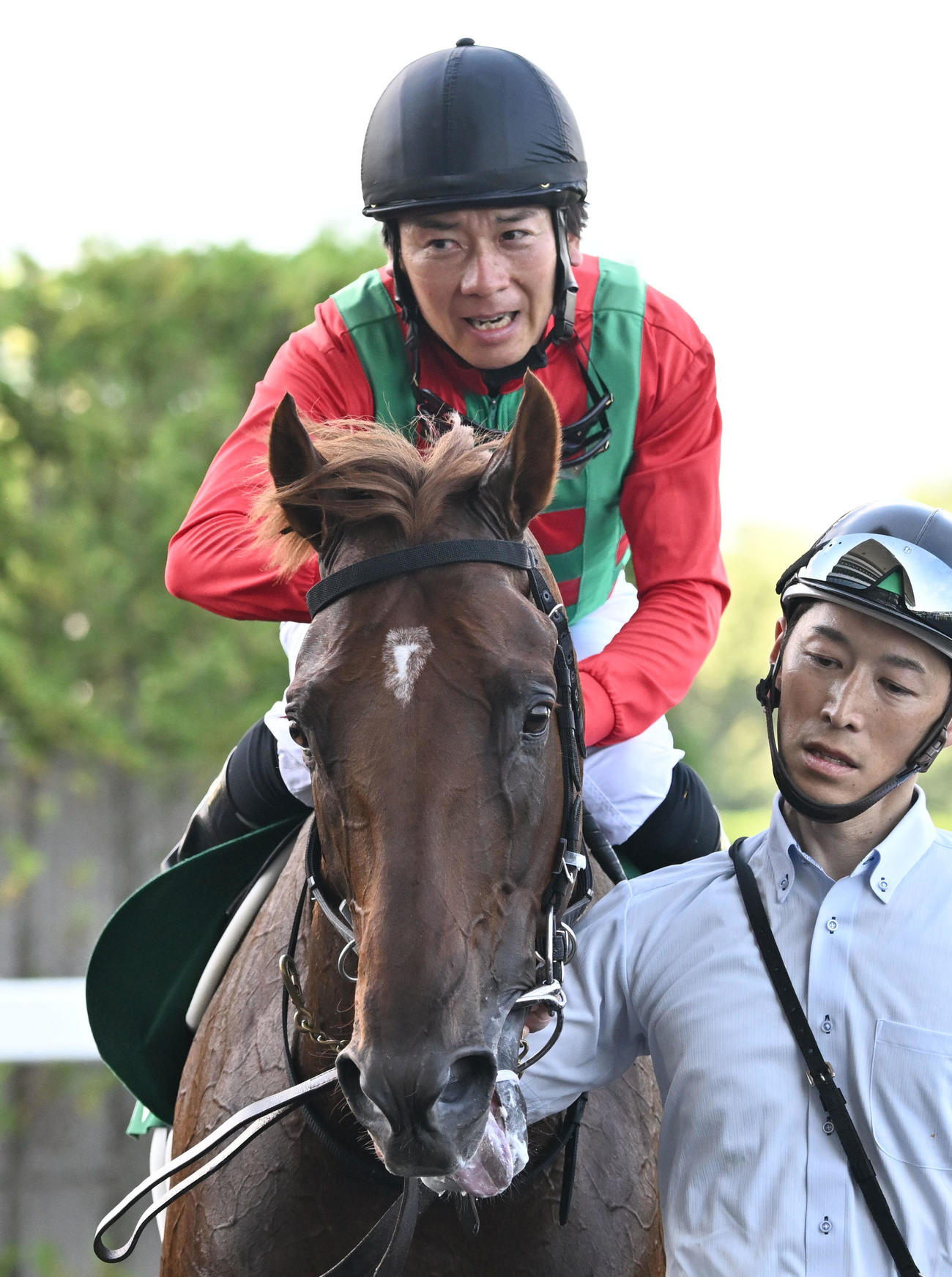 福島11R、七夕賞を制し、コスモフリーゲンをねぎらいながら歓喜する柴田大騎手（撮影・千葉一成）