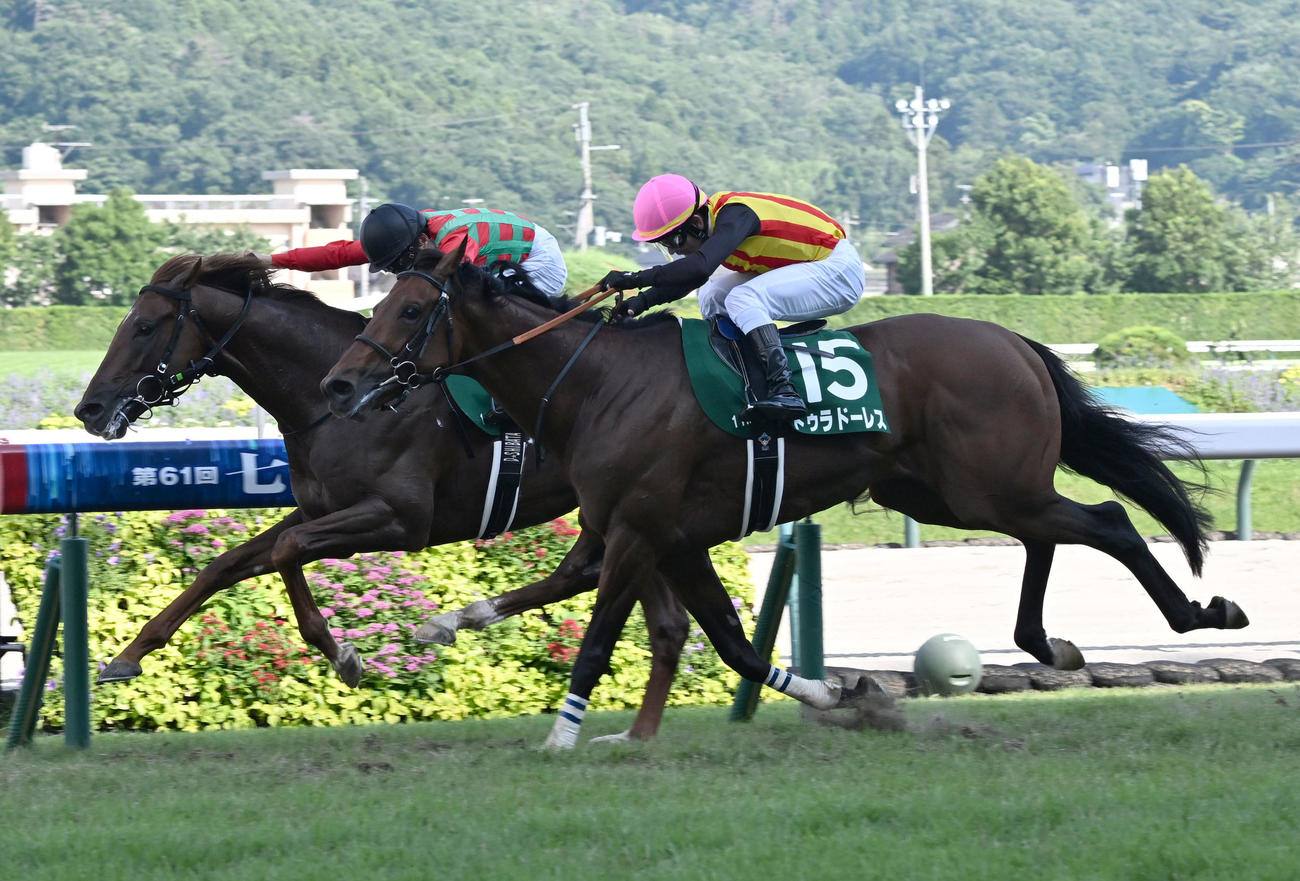 福島11R、七夕賞を制したコスモフリーゲンと柴田大騎手。右は2着のドゥラドーレス（撮影・千葉一成）