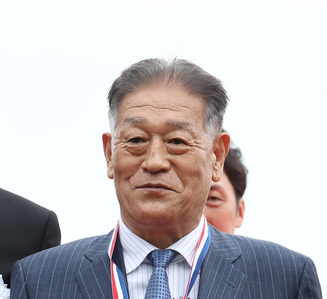 岡田牧雄氏