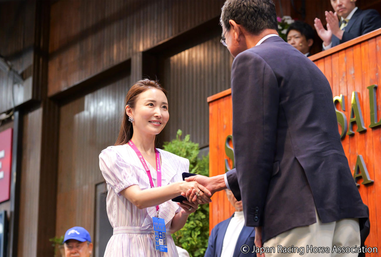 河野太郎氏と握手するミリアッドラヴの白石明日香オーナー