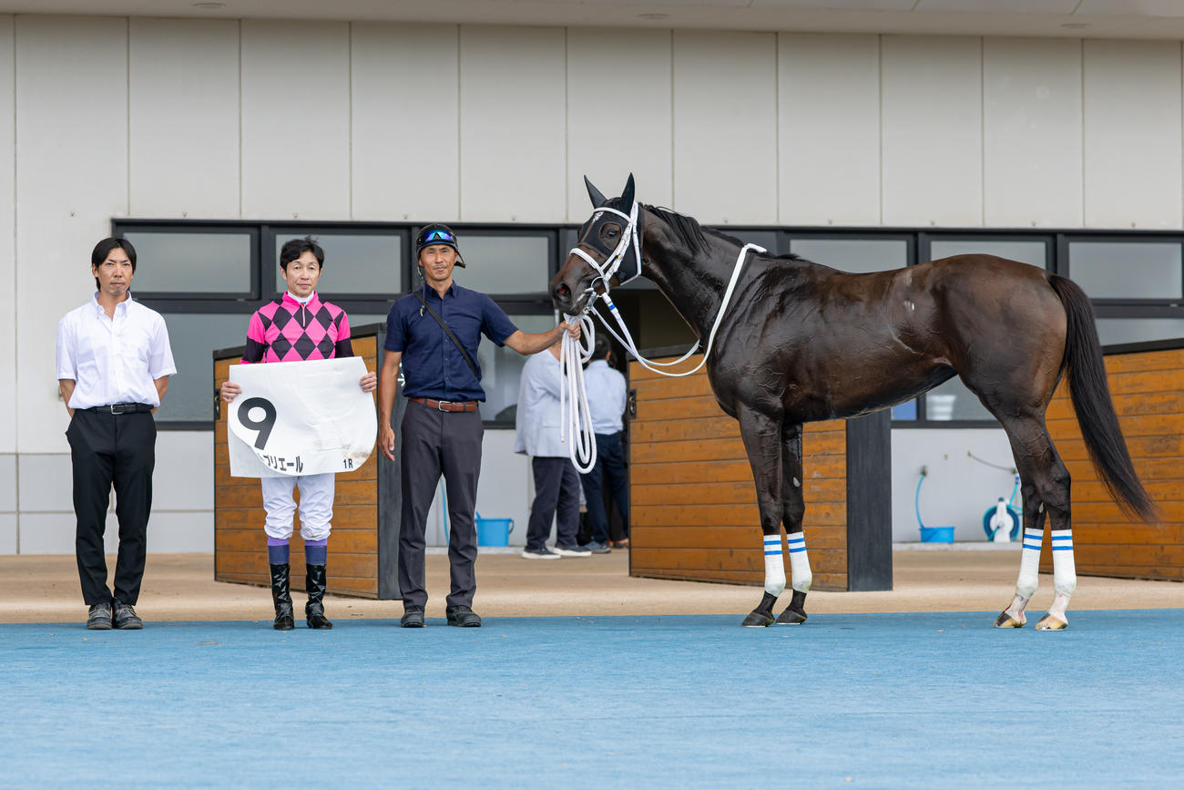 函館1R、2歳未勝利を勝ち上がったスマートプリエールと武豊騎手（撮影・村野早祐）