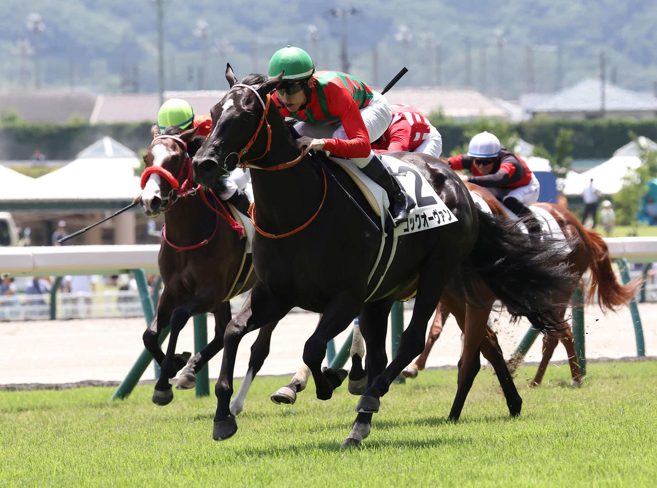 福島4R、2歳新馬戦を制したコックオーヴァンと津村騎手（撮影・丹羽敏通）