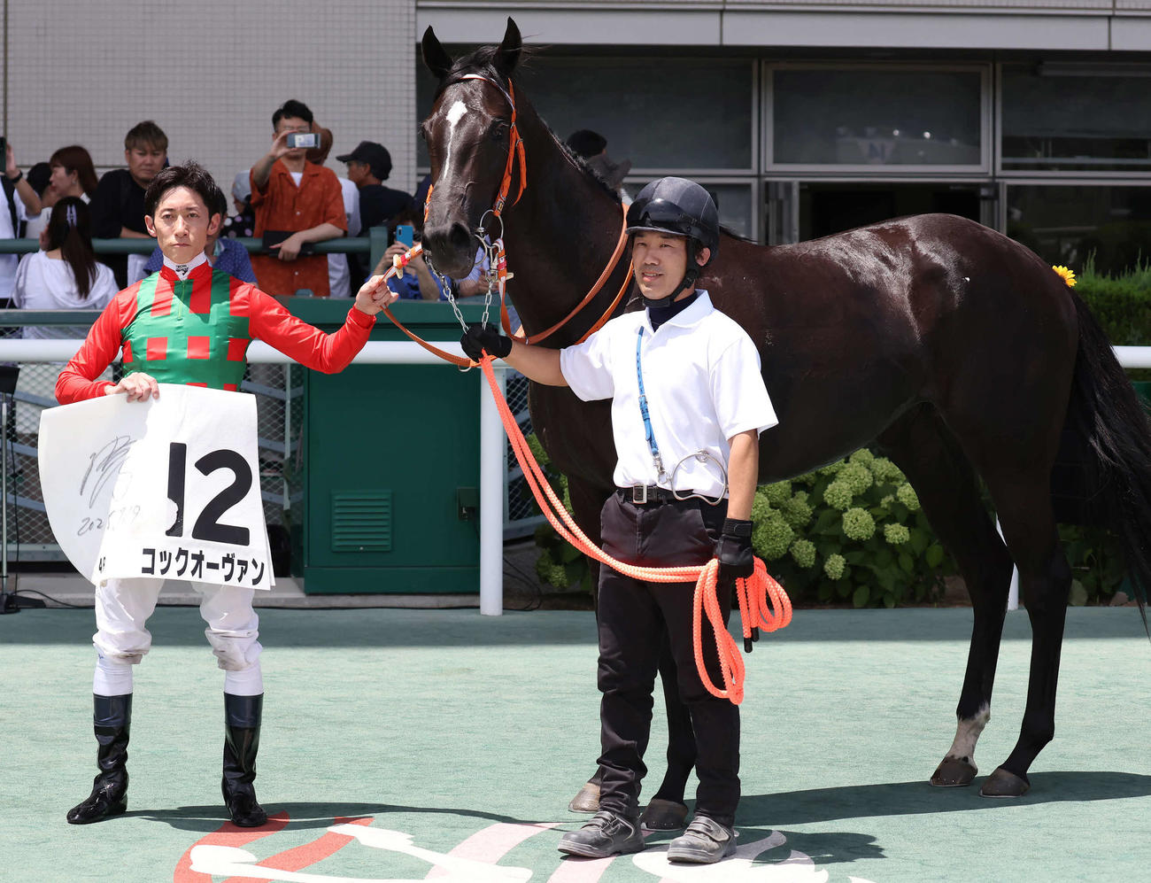 福島4R、2歳新馬戦を制したコックオーヴァンの口取りをする津村騎手（撮影・丹羽敏通）