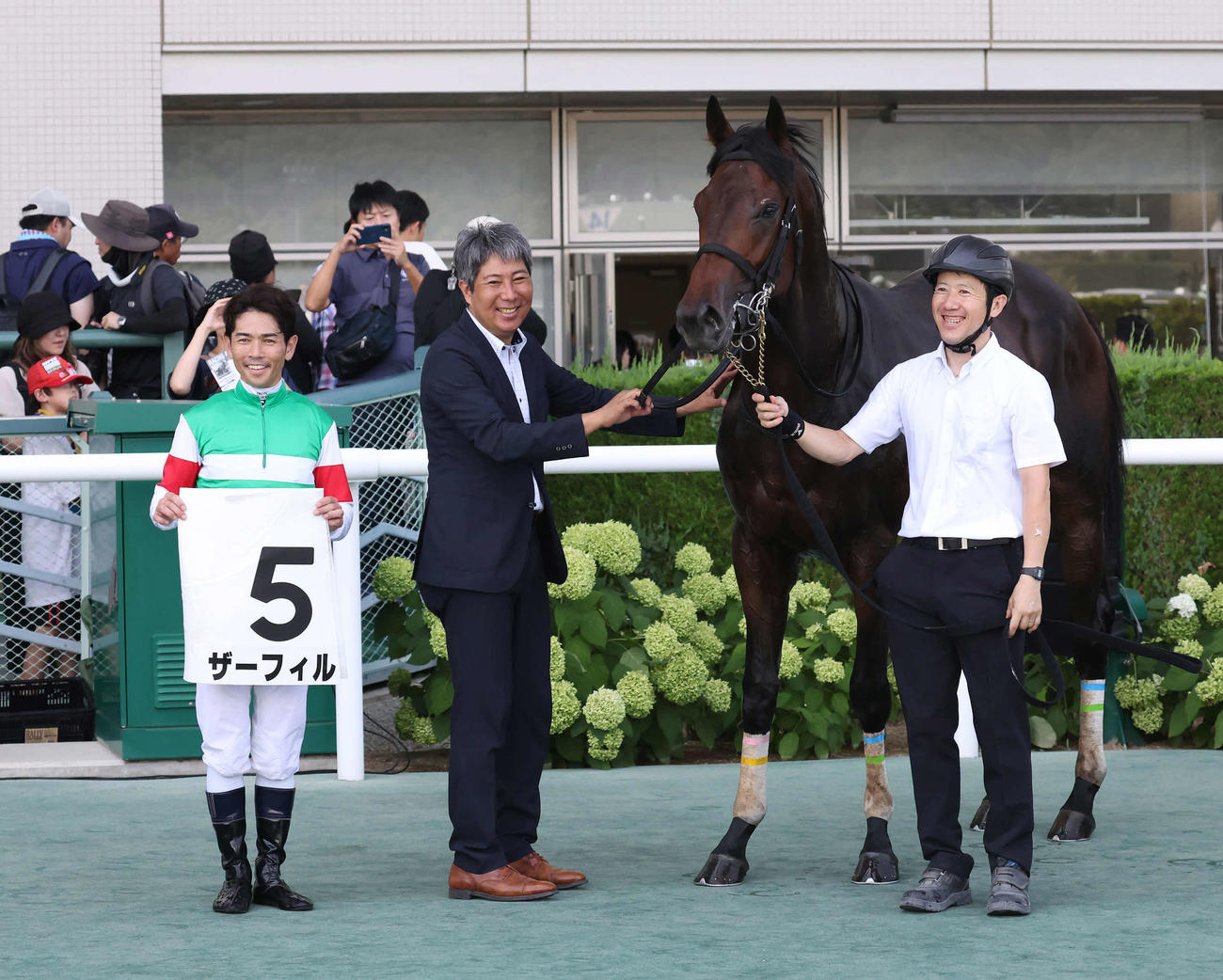 福島5R、2歳新馬戦を制したザーフィルの口取りをする戸崎騎手と林師（撮影・丹羽敏通）