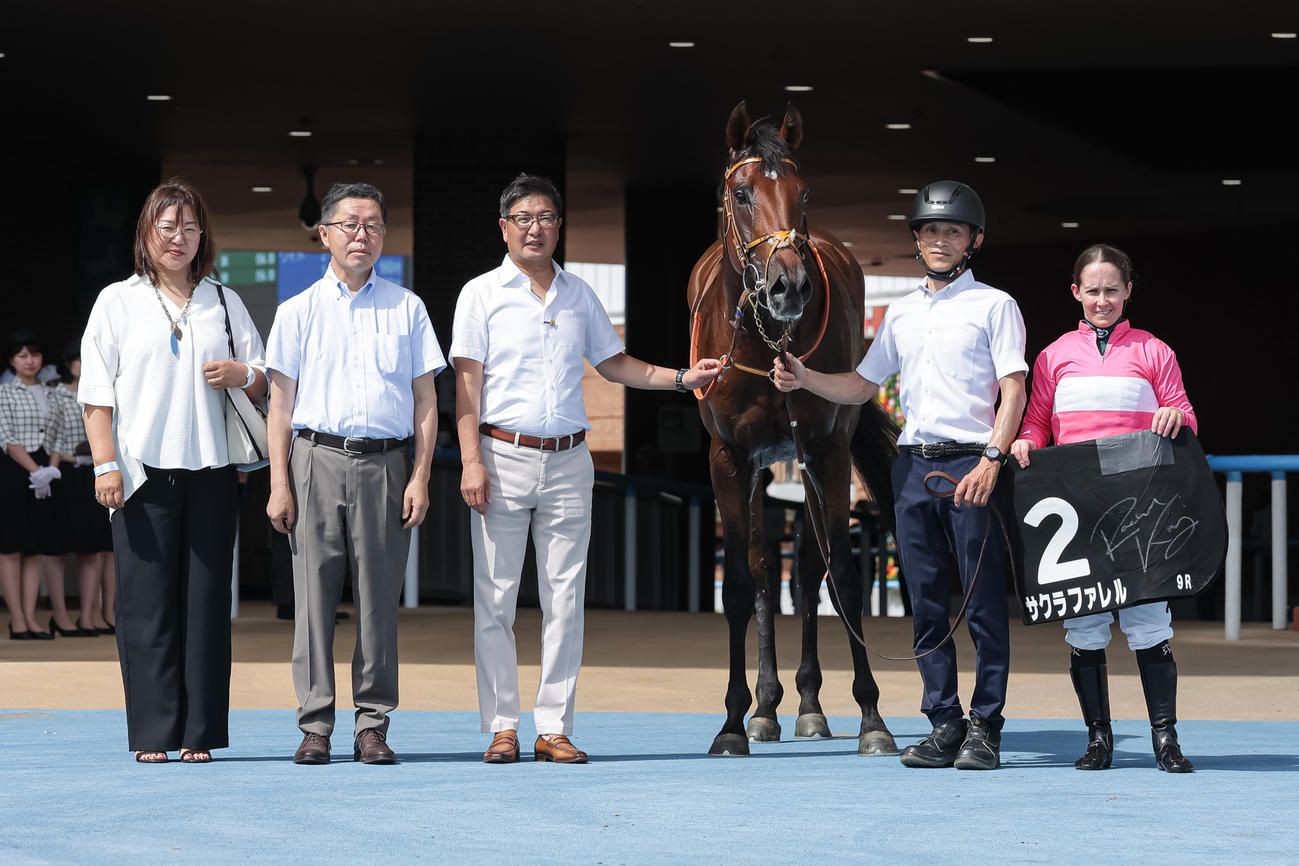 函館9R、湯浜特別を制したサクラファレルとR・キング騎手（撮影・村野早祐）