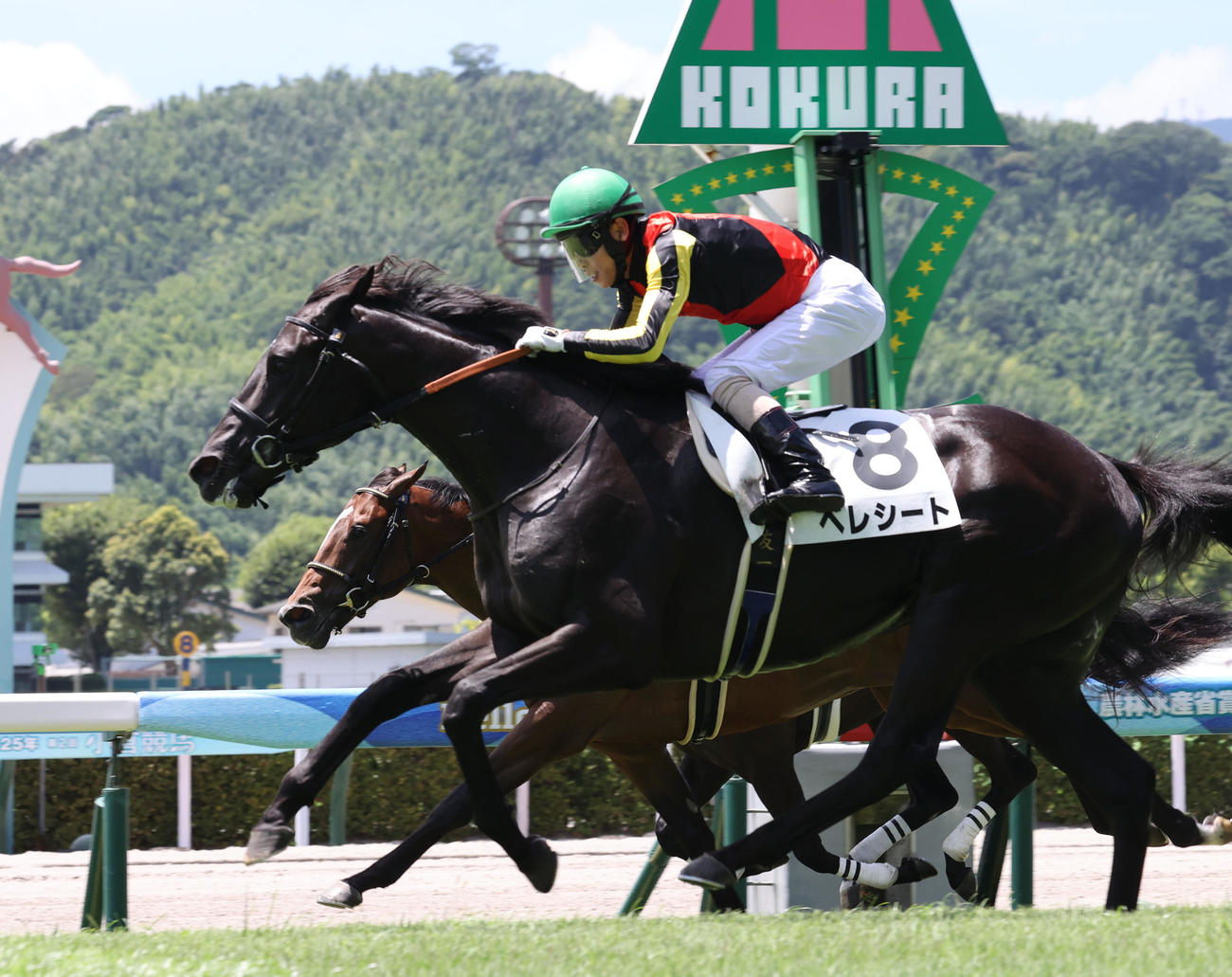 鋭く伸びて2歳新馬を制したベレシートと北村騎手（撮影・梅根麻紀）