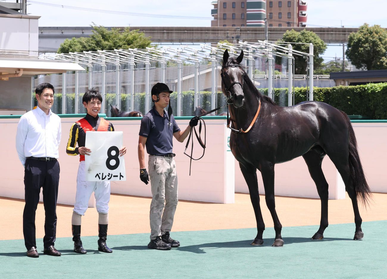 2歳新馬を制したベレシートと北村騎手（撮影・梅根麻紀）