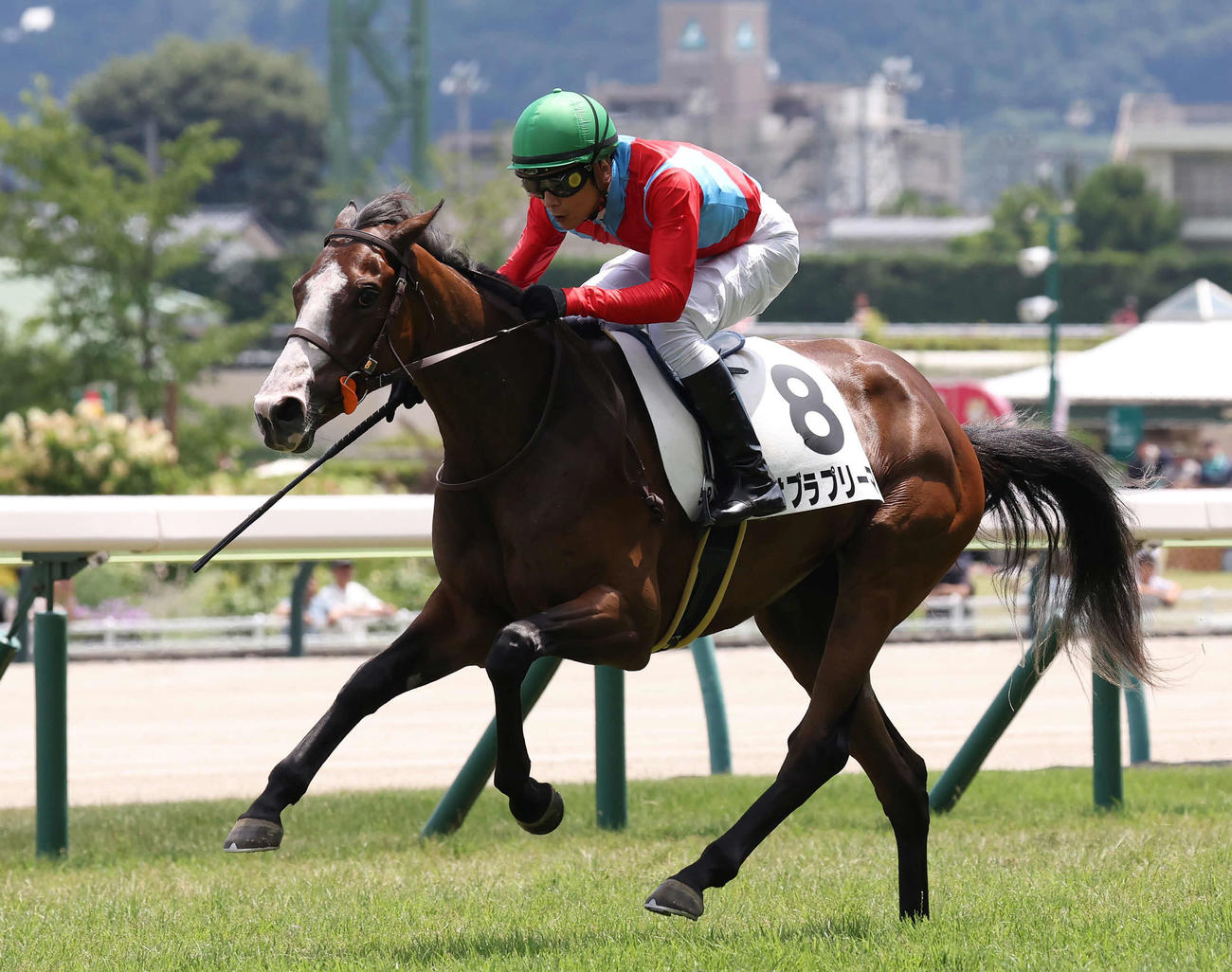 福島5R新馬戦を制したオブラプリーマと石橋騎手（撮影・丹羽敏通）