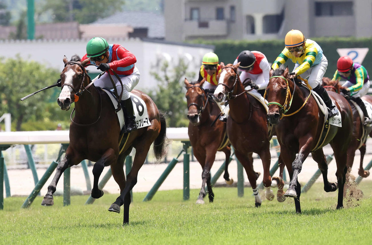 福島5R新馬戦を制したオブラプリーマと石橋騎手（撮影・丹羽敏通）