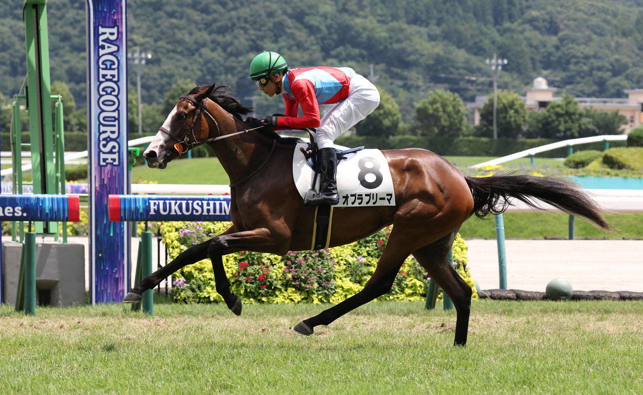 福島5R新馬戦を制したオブラプリーマと石橋騎手（撮影・丹羽敏通）