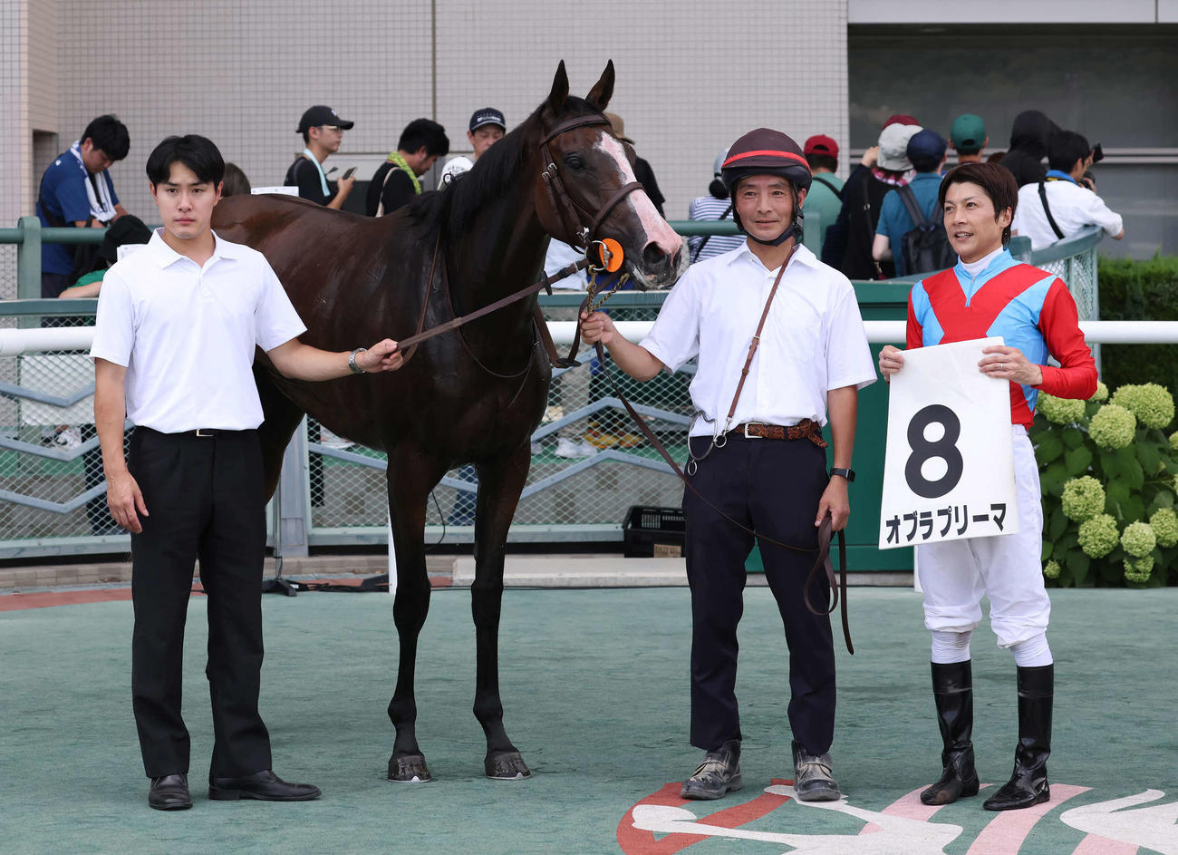 福島5R新馬戦を制したオブラプリーマの口取りをする上原佑師と石橋騎手（撮影・丹羽敏通）