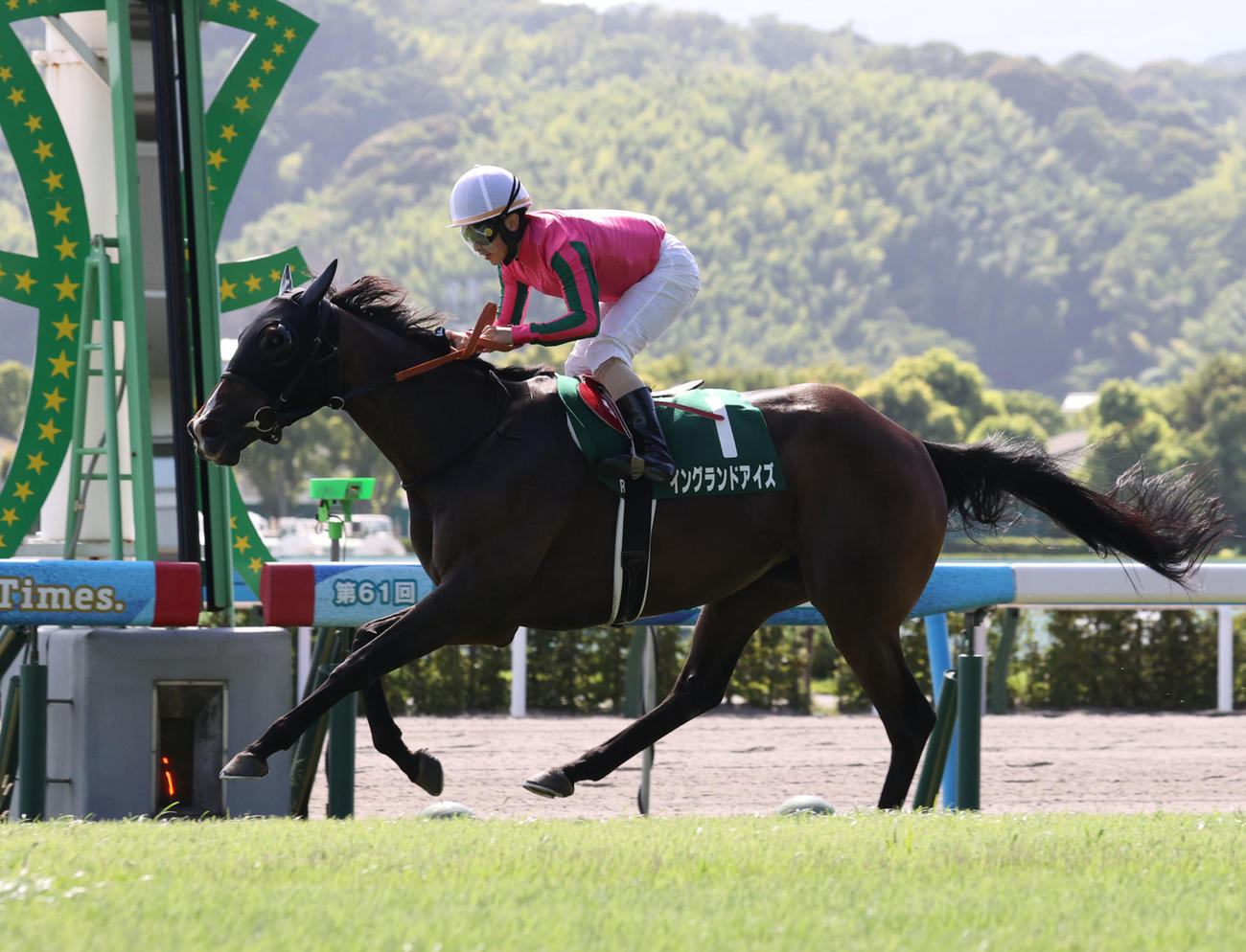 小倉記念を制したイングランドアイズと松若騎手（撮影・梅根麻紀）