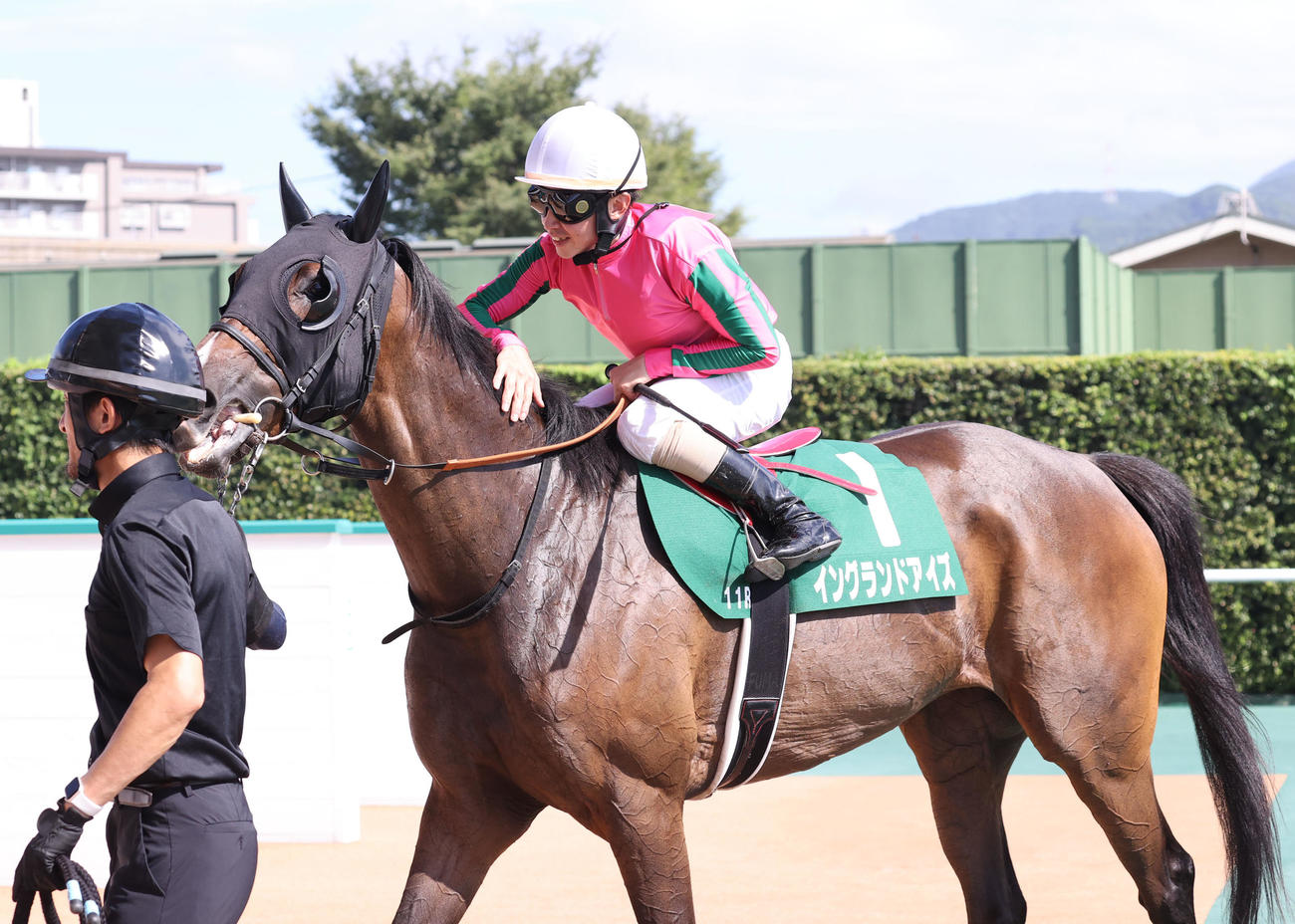 イングランドアイズの首筋をなでてねぎらう松若騎手（撮影・梅根麻紀）