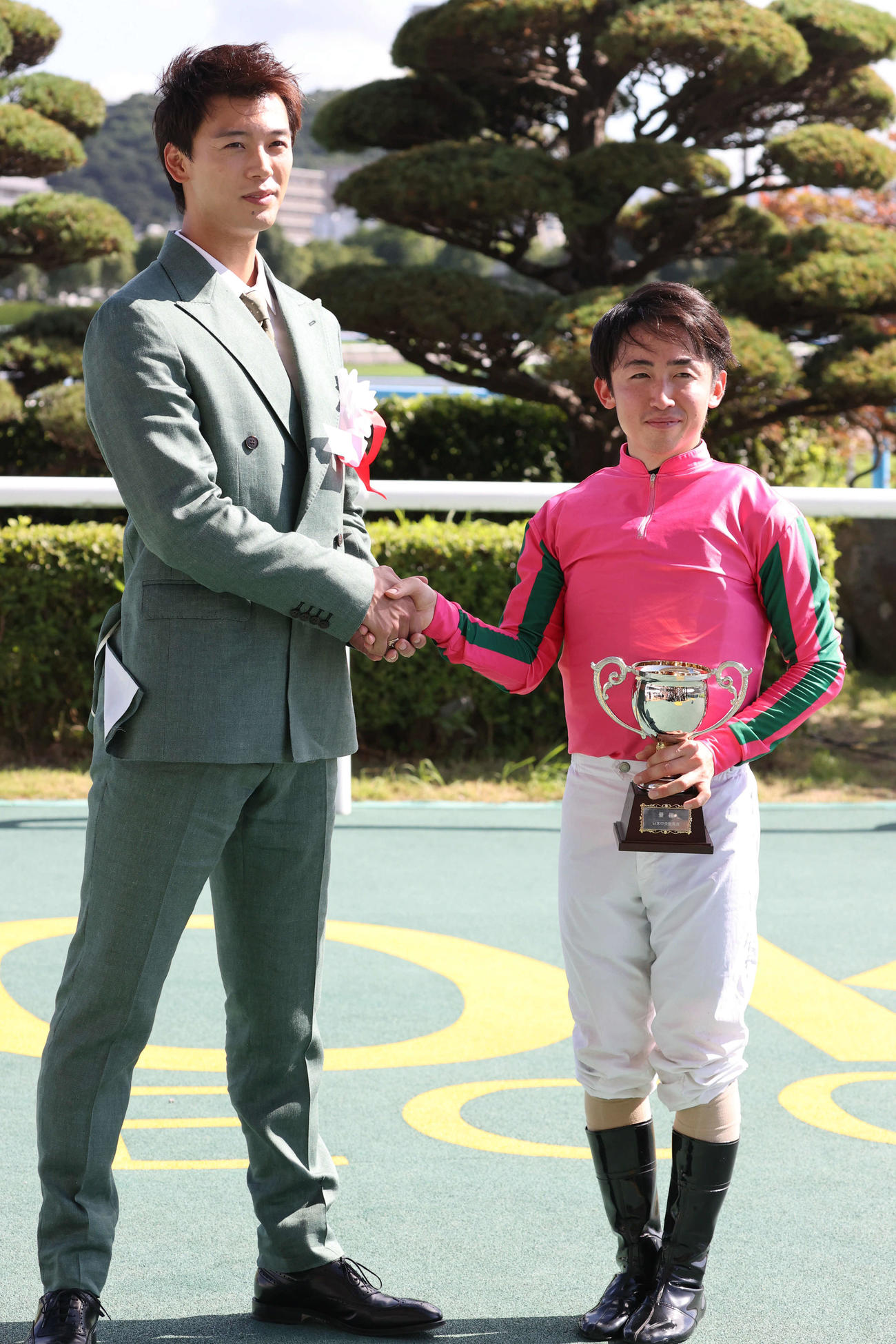 小倉記念を制した松若騎手とプレゼンターの竹内涼真（左）（撮影・梅根麻紀）