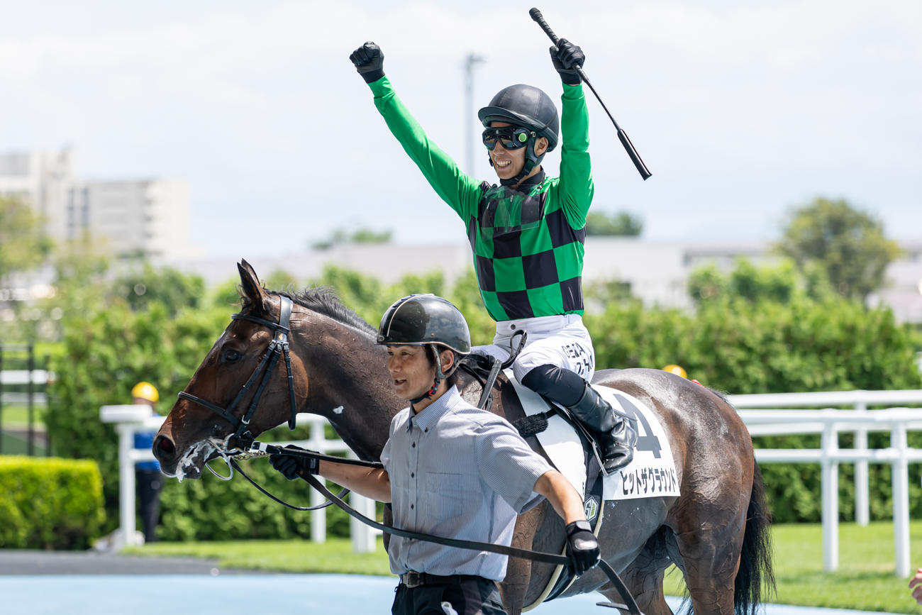 函館6Rをヒットザグラウンドで勝利しガッツポーズを見せる落合騎手（撮影・村野早祐）