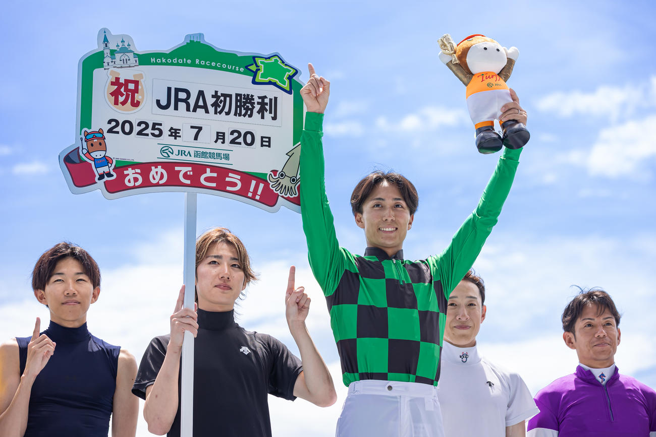 函館6Rを勝利しJRA初勝利を挙げた落合騎手（撮影・村野早祐）