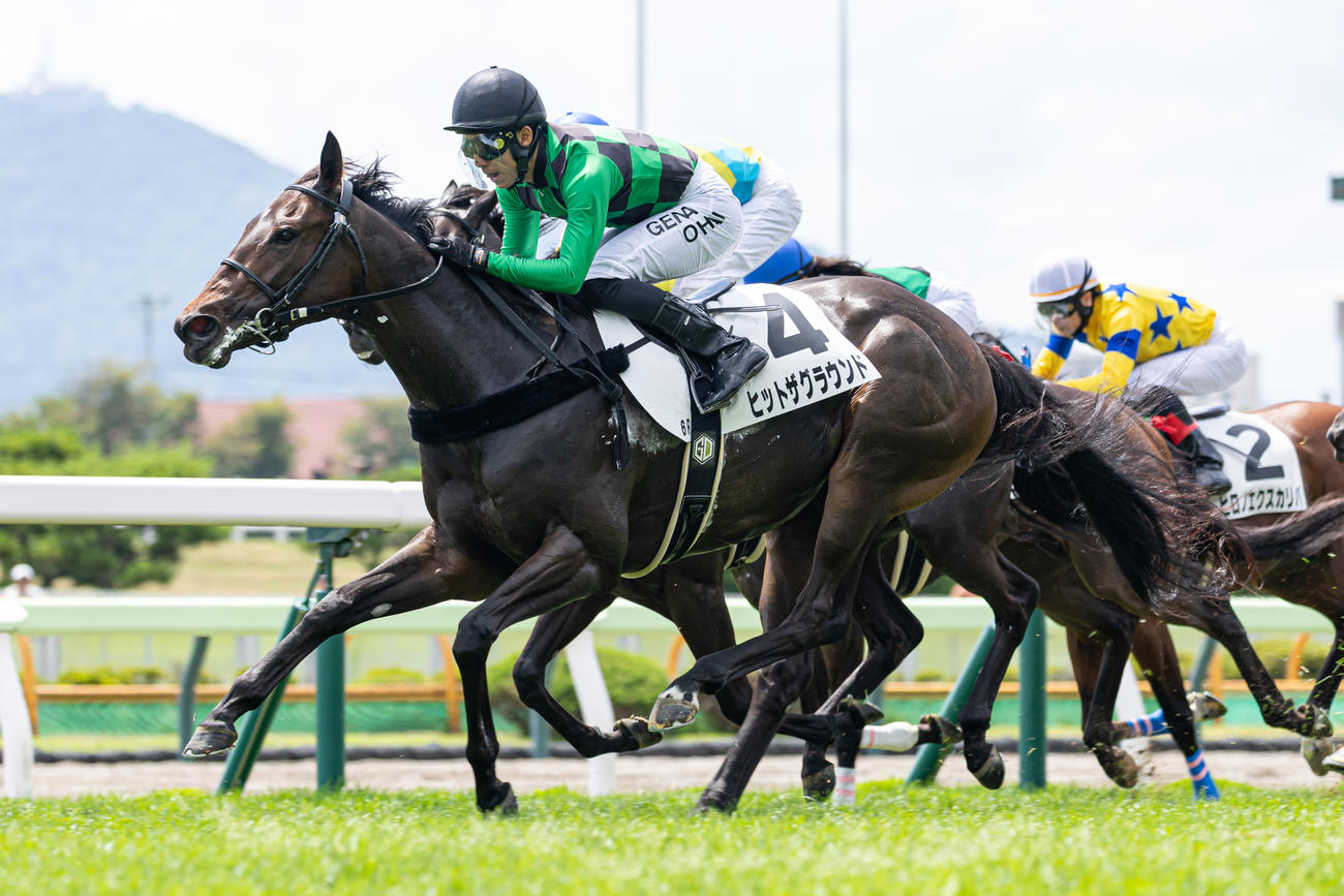 函館6R、3歳未勝利を勝ち上がったヒットザグラウンドと落合騎手（撮影・村野早祐）