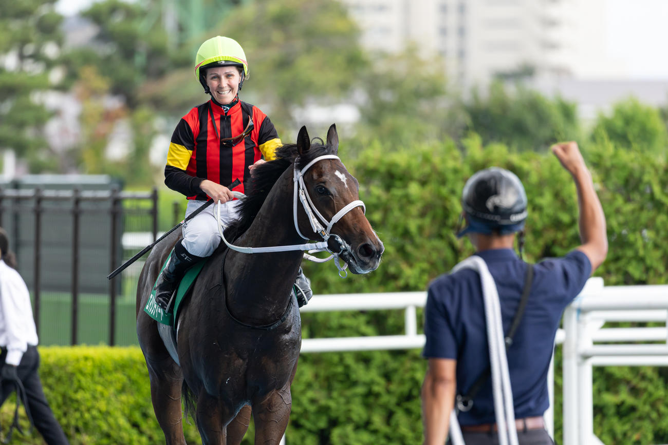 エイシンディードで函館2歳Sを制し笑顔を見せるR・キング騎手（撮影・村野早祐）