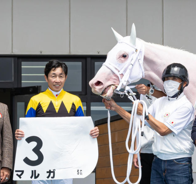 12日函館5Rの2歳新馬戦を制したマルガと武豊騎手