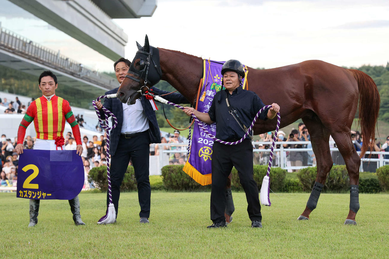 マーキュリーCを制し口取りに臨む川田騎手（提供・岩手県競馬組合）