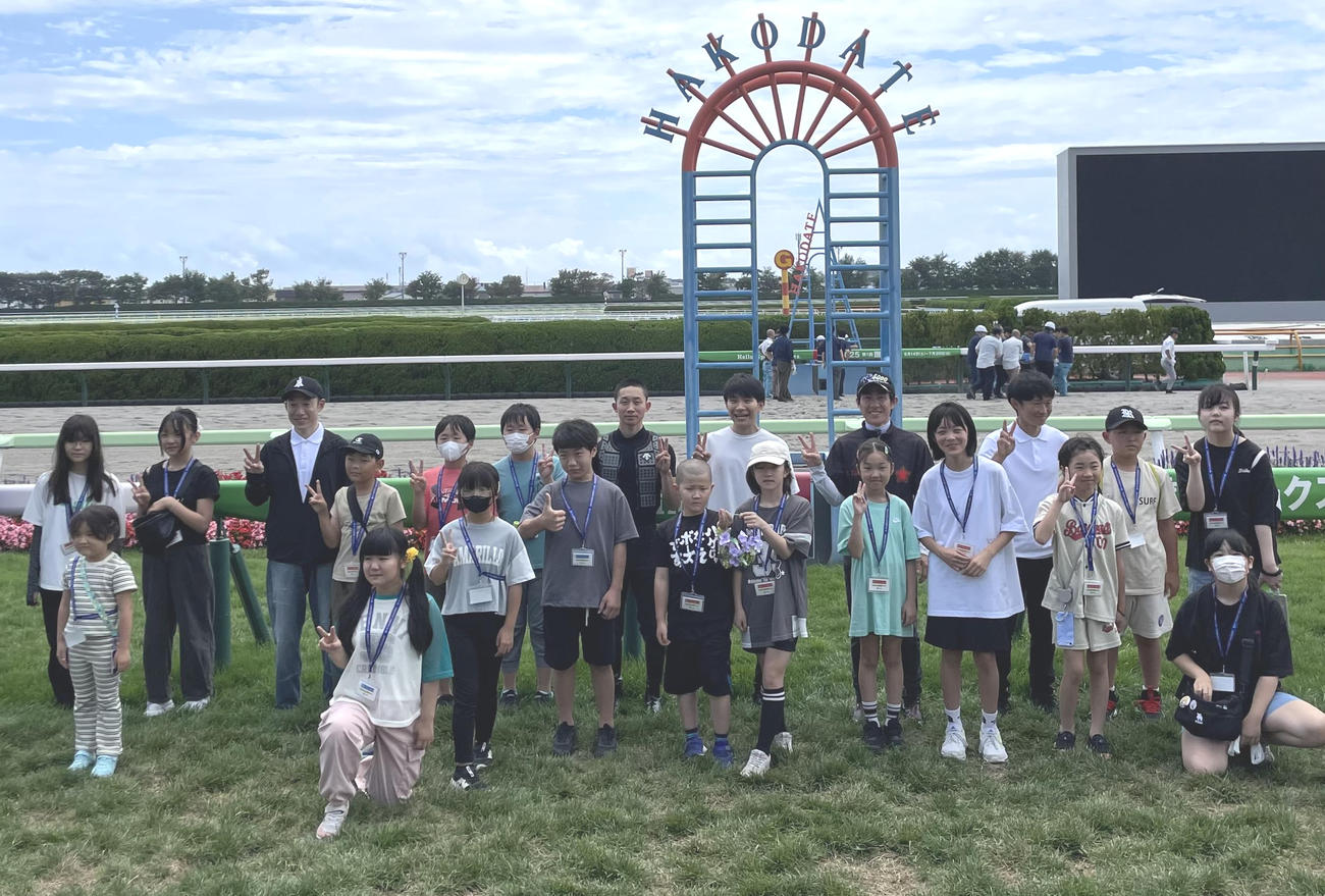 函館競馬場で行われたツアーに参加した騎手と子どもたち