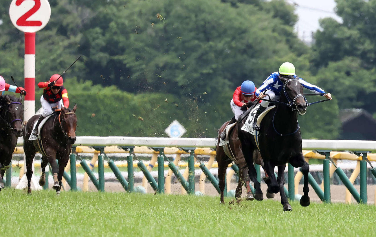 6月15日東京5R新馬戦を7馬身差で圧勝したリアライズシリウスと津村騎手（右）