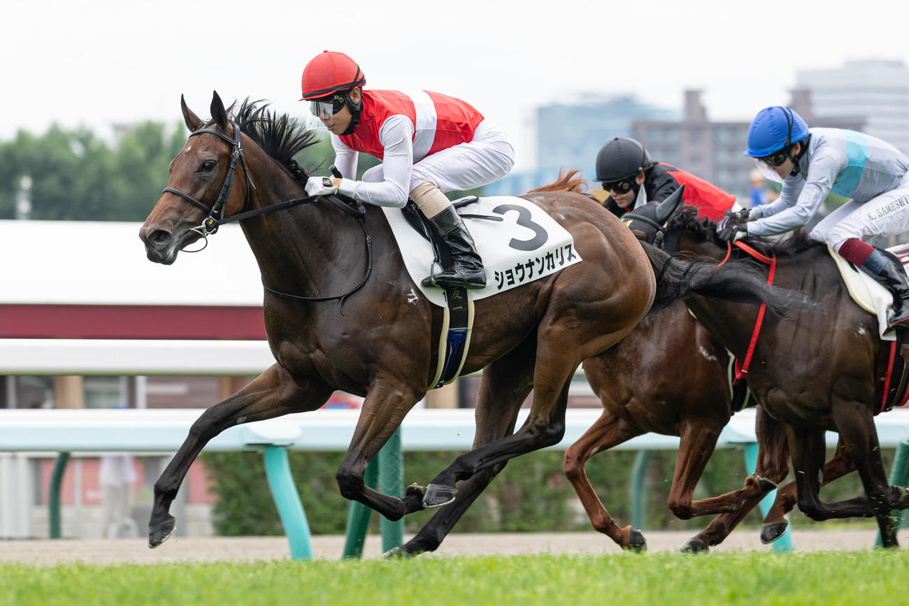 札幌1R、2歳未勝利を勝ち上がったショウナンカリスと北村友騎手（撮影・村野早祐）