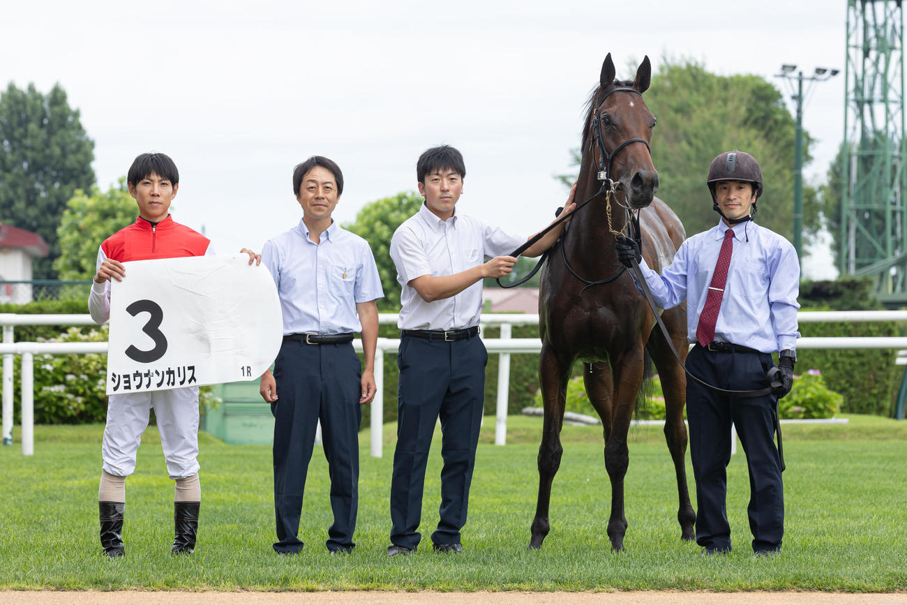 札幌1R、2歳未勝利を勝ち上がったショウナンカリスと北村友騎手（撮影・村野早祐）