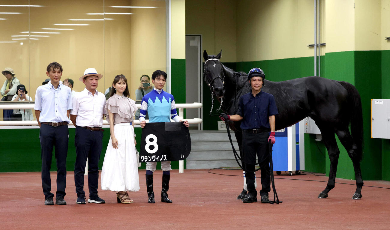 関ケ原Sを制したグランヴィノスと口取りに並ぶ坂井騎手（右から2人目）（撮影・白石智彦）