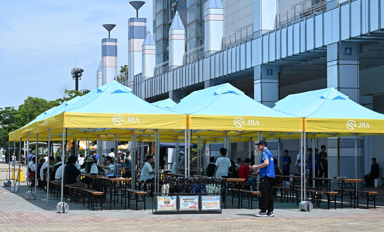 暑さ対策として設置された大型テント（撮影・千葉一成）