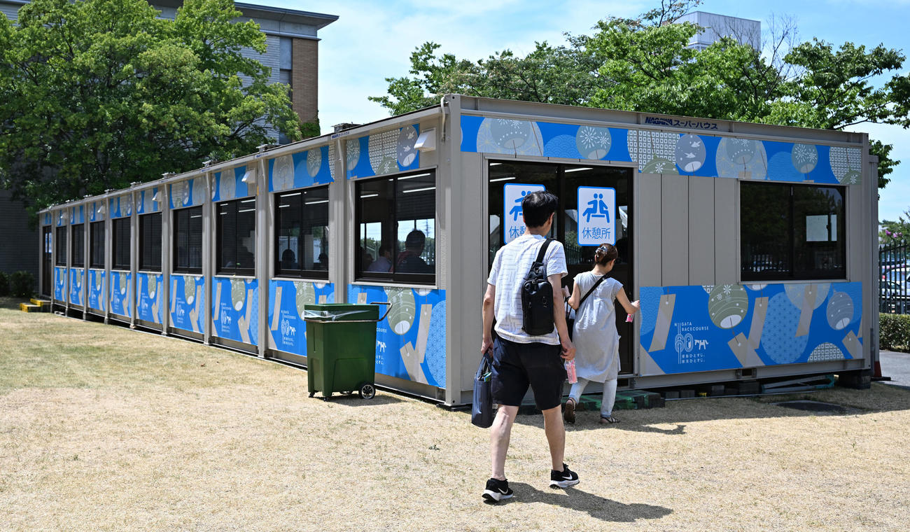 暑さ対策として設置されたエアコン完備のコンテナ（撮影・千葉一成）