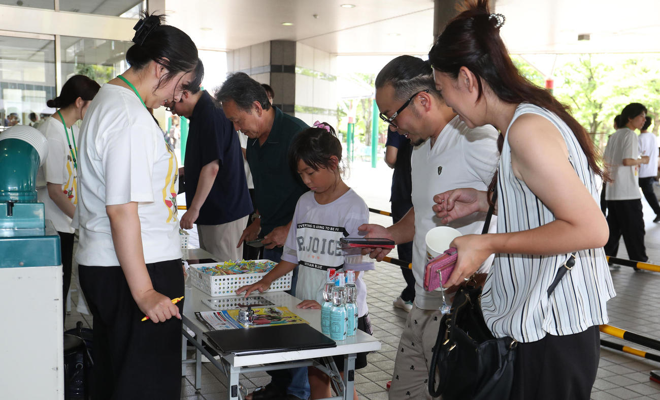 3時間の昼休み限定の中京競馬場ナゾトキクエストに参加する家族連れのファン（撮影・白石智彦）