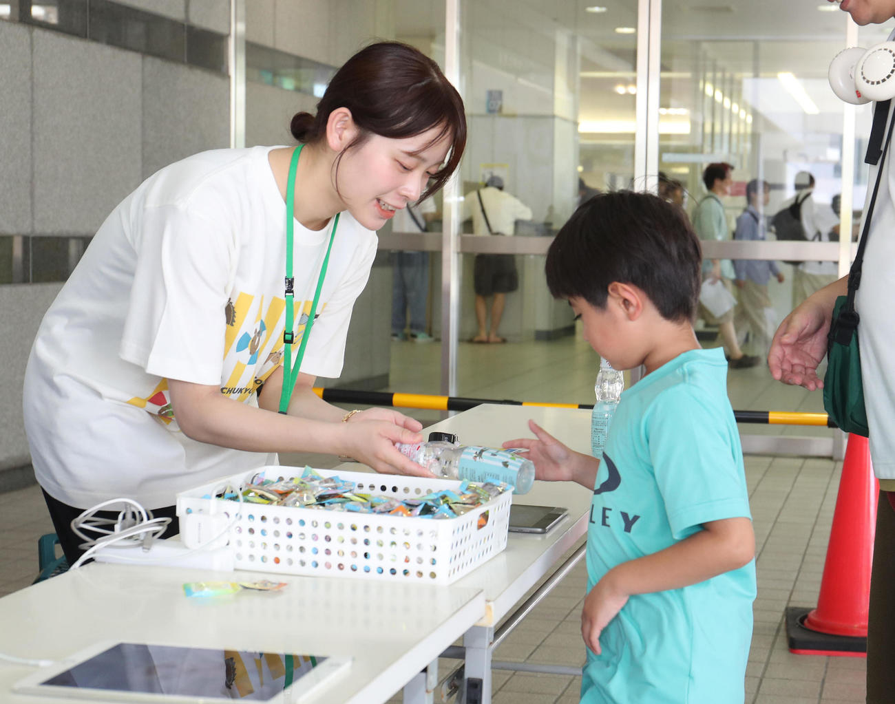 3時間の昼休み限定の中京競馬場ナゾトキクエストの景品のオリジナルラムネをもらうファンの子ども（撮影・白石智彦）