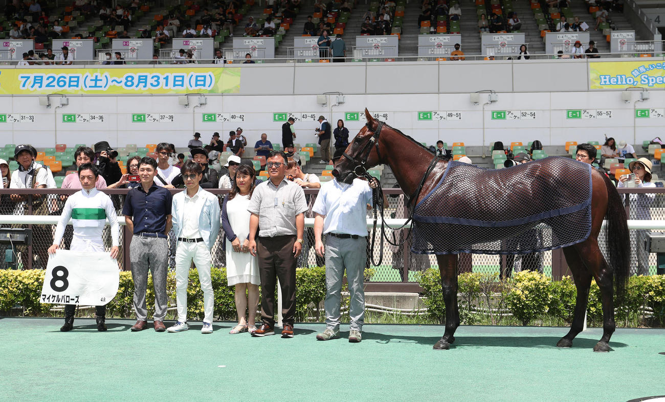 中京4R、新馬戦を勝利したマイケルバローズと口取りに並ぶ川田騎手（左）（撮影・白石智彦）